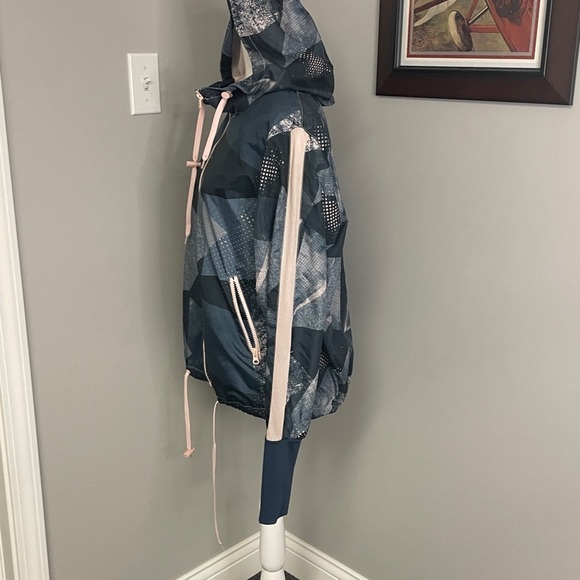 Zyia Blue Pink Geometric Windbreaker Jacket Medium Workout Gym Colorful - Picture 3 of 5